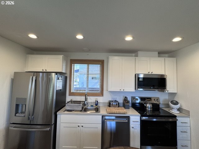 5272 FOREST LN, Eugene, OR 97402, photo 8 of 23