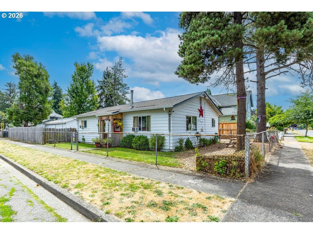 805 E Quincy Ave