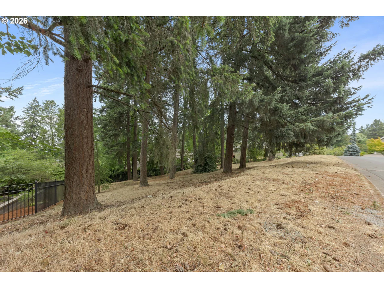 Suncrest AVE, Eugene, OR 97405, photo 2 of 8