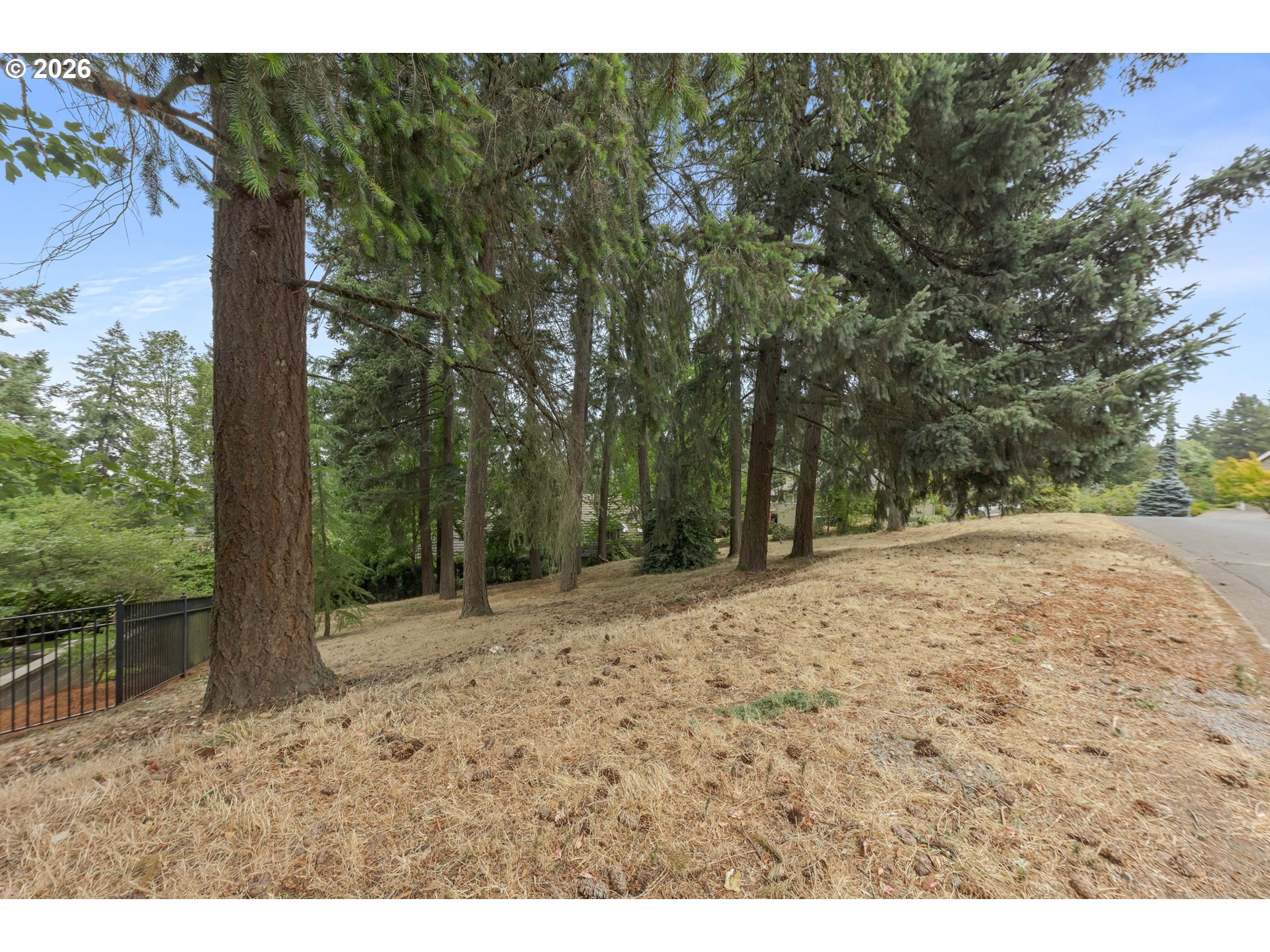 Suncrest AVE, Eugene, OR 97405, photo 2 of 8