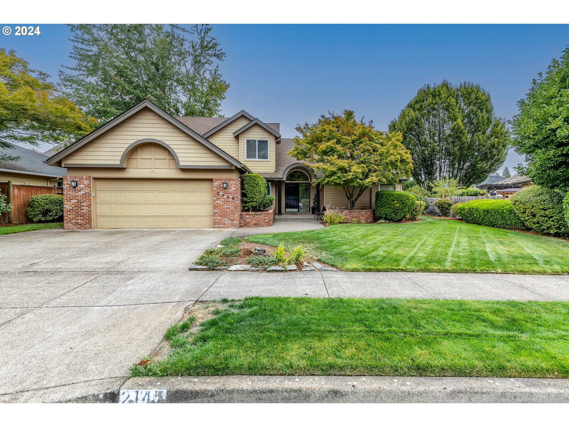 Image showcasing Eugene Oregon Luxury Homes - Exclusive Listings | Team Burke